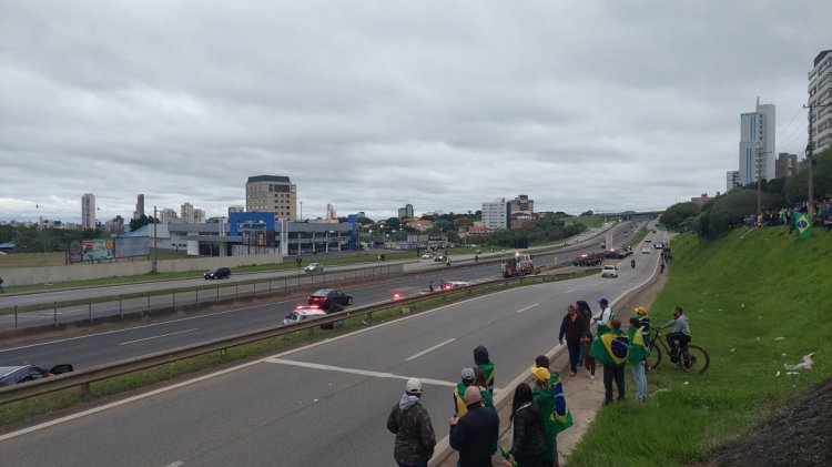 Após 3 dias de manifestação na rodovia Raposo Tavares na região de Sorocaba-SP no km101 é liberada pela polícia